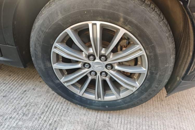 Used Cadillac XT5 2018 25T Luxury Model Right Front Wheel Hub