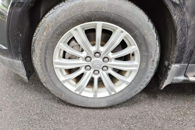 Used Cadillac XT5 2018 25T Tech Model Right Front Wheel Hub