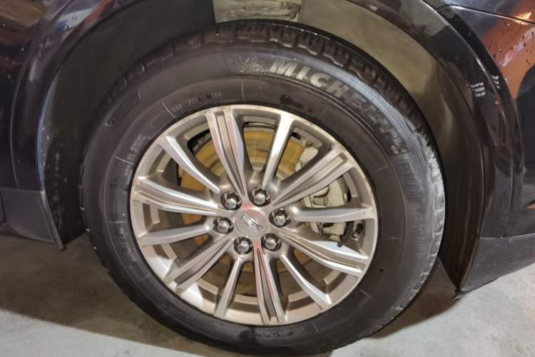 Used Cadillac XT5 2018 28T Four-Wheel Drive Luxury Model Right Front Wheel Hub