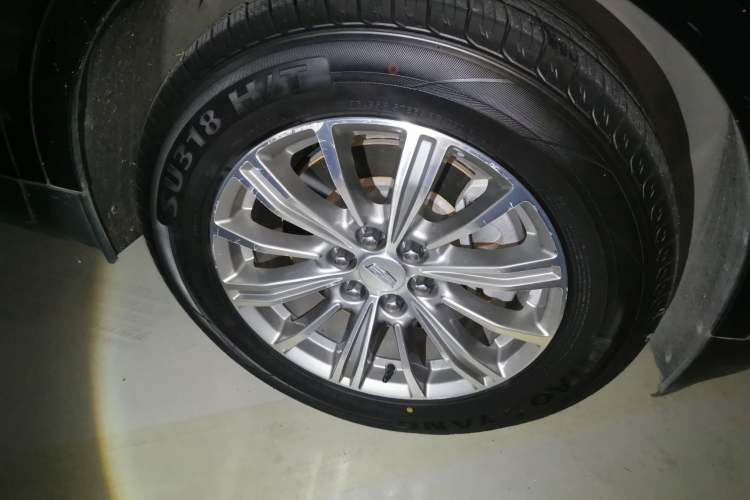 Used Cadillac XT5 2018 25T Luxury Model Right Front Wheel Hub