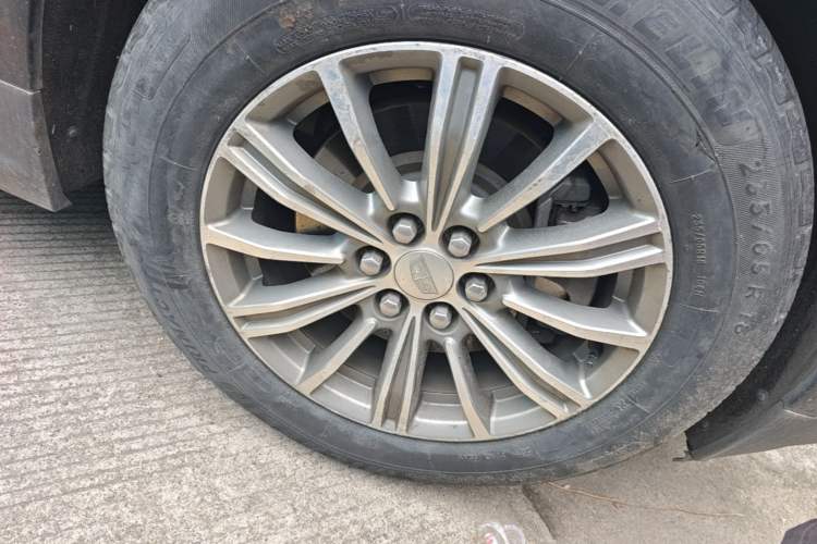 Used Cadillac XT5 2018 25T Luxury Model Right Front Wheel Hub