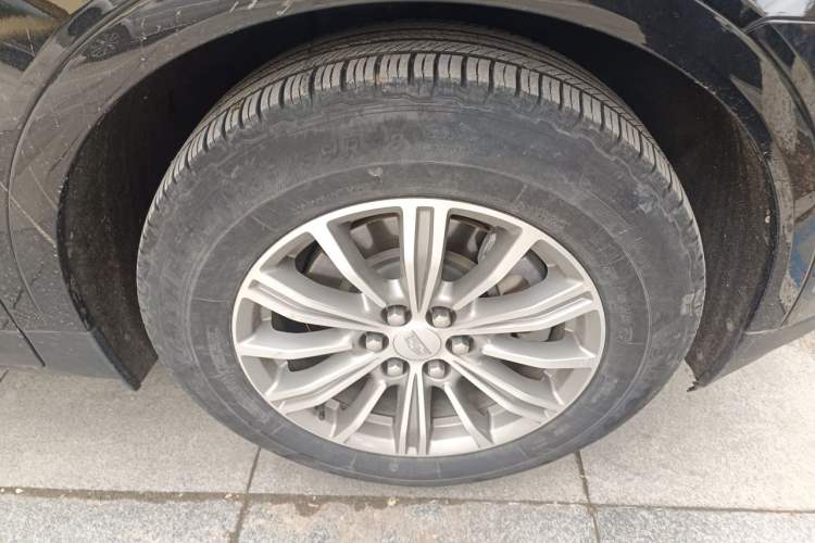 Used Cadillac XT5 2018 25T Luxury Model Right Front Wheel Hub