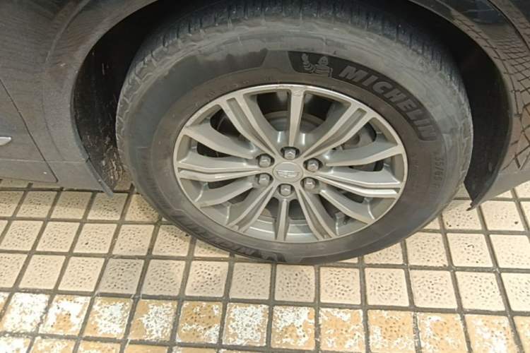 Used Cadillac XT5 2018 25T Luxury Model Right Front Wheel Hub
