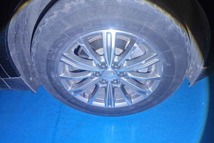Used Cadillac XT5 2018 25T Luxury Model Right Front Wheel Hub