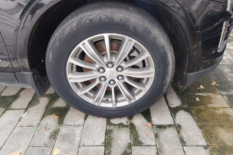 Used Cadillac XT5 2018 25T Luxury Model Right Front Wheel Hub