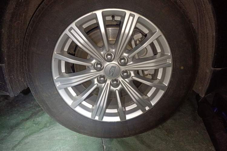 Used Cadillac XT5 2018 28E Four-Wheel Drive Tech Version Right Front Wheel Hub
