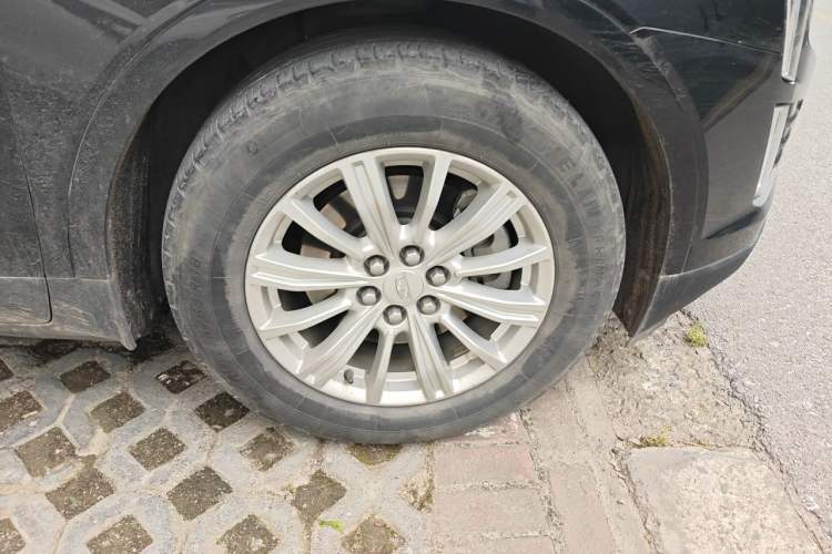 Used Cadillac XT5 2018 28E Four-Wheel Drive Tech Version Right Front Wheel Hub