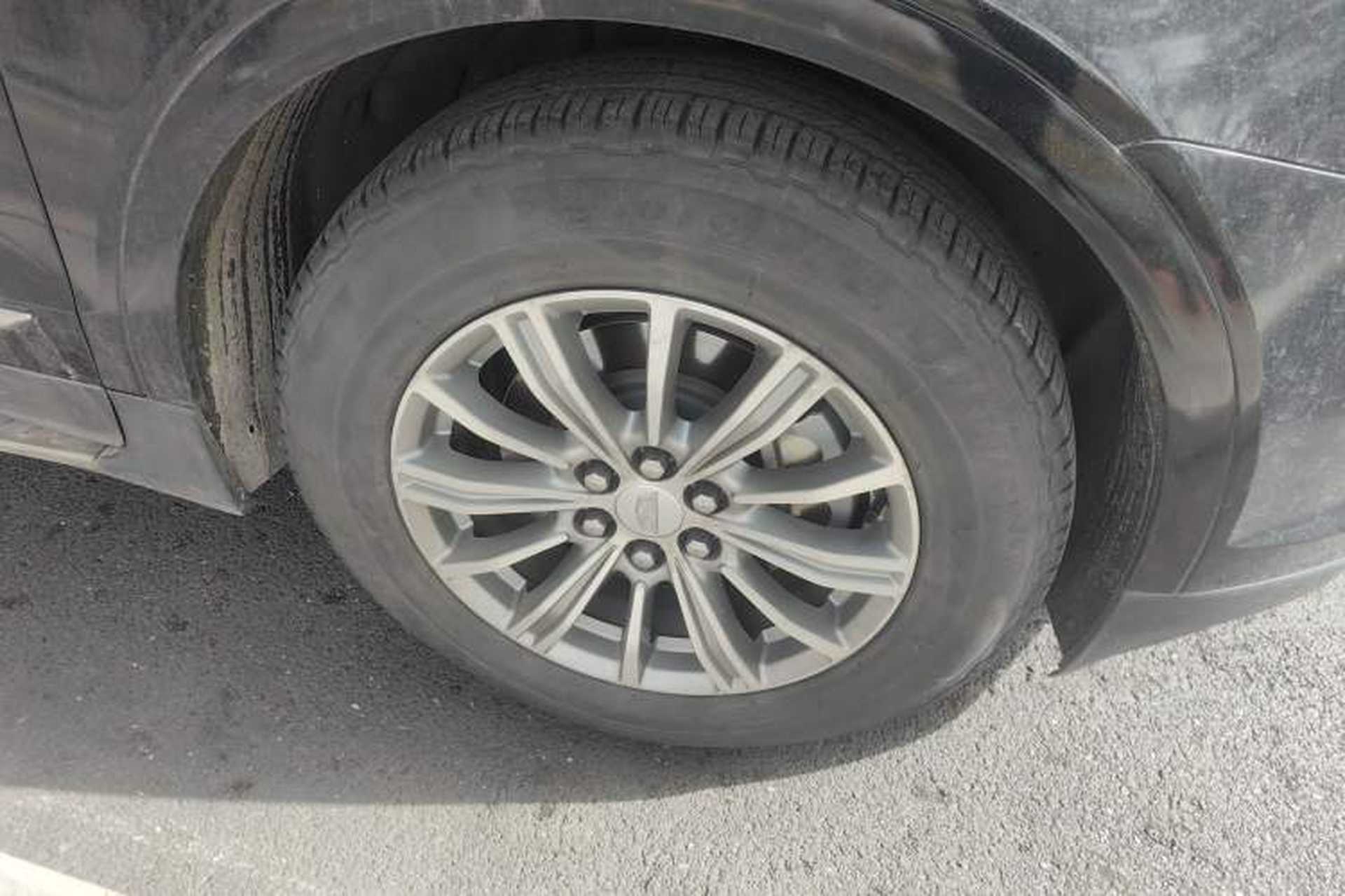 Used Cadillac XT5 2018 28T Four-Wheel Drive Luxury Model Right Front Wheel Hub