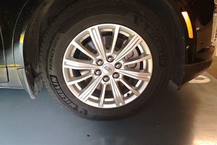 Used Cadillac XT5 2018 28E Four-Wheel Drive Tech Version Right Front Wheel Hub