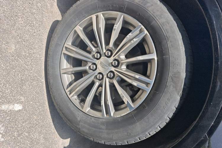 Used Cadillac XT5 2018 25T Luxury Model Right Front Wheel Hub