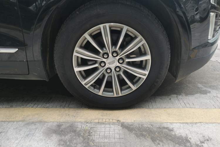 Used Cadillac XT5 2018 25T Luxury Model Right Front Wheel Hub