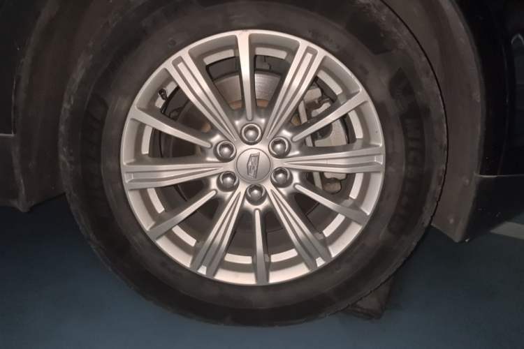 Used Cadillac XT5 2018 28E Four-Wheel Drive Tech Version Right Front Wheel Hub