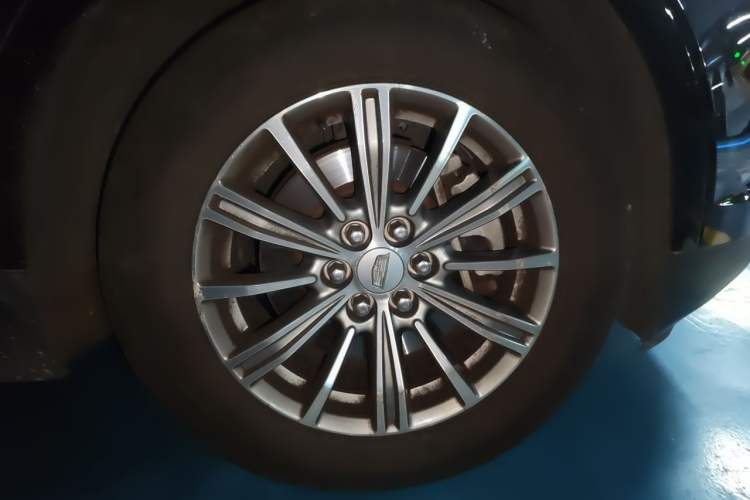 Used Cadillac XT5 2018 28T Four-Wheel Drive Luxury Model Right Front Wheel Hub