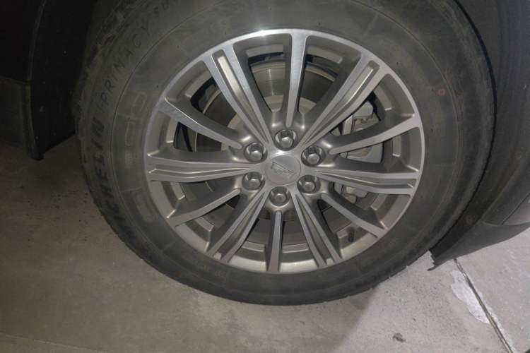Used Cadillac XT5 2018 25T Luxury Model Right Front Wheel Hub