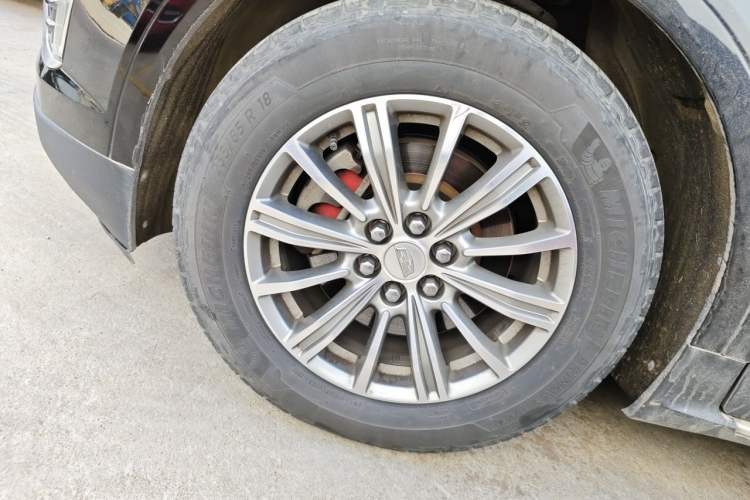 Used Cadillac XT5 2018 25T Luxury Model Right Front Wheel Hub