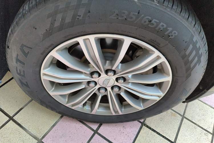 Used Cadillac XT5 2018 28T Four-Wheel Drive Luxury Model Right Front Wheel Hub