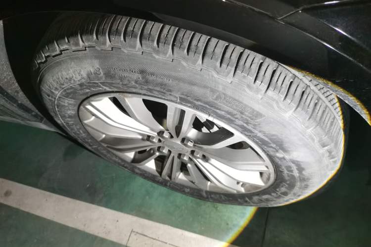 Used Cadillac XT5 2018 25T Luxury Model Right Front Wheel Hub