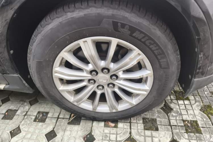 Used Cadillac XT5 2018 25T Tech Model Right Front Wheel Hub