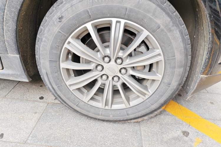 Used Cadillac XT5 2018 28T Four-Wheel Drive Luxury Model Right Front Wheel Hub