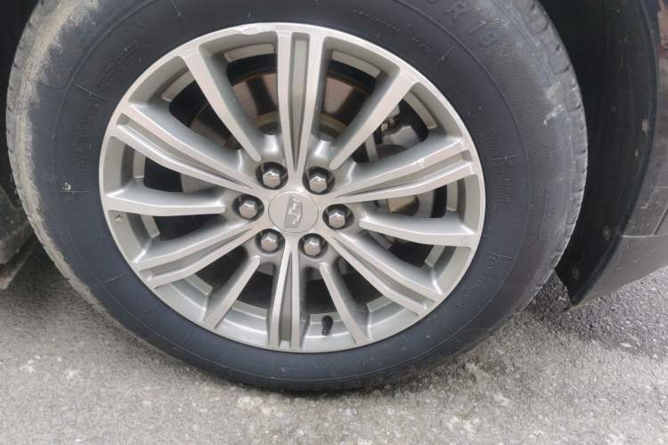 Used Cadillac XT5 2018 25T Luxury Model Right Front Wheel Hub