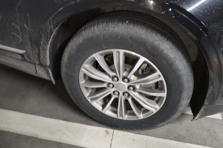 Used Cadillac XT5 2018 25T Luxury Model Right Front Wheel Hub