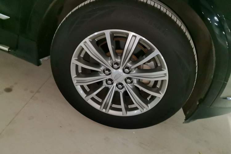 Used Cadillac XT5 2018 25T Luxury Model Right Front Wheel Hub