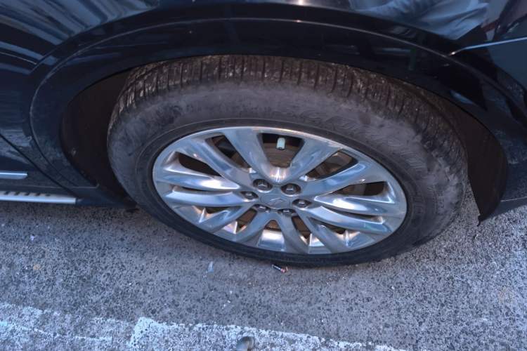 Used Cadillac XT5 2018 28E 4x4 Platinum Edition Right Front Wheel Hub