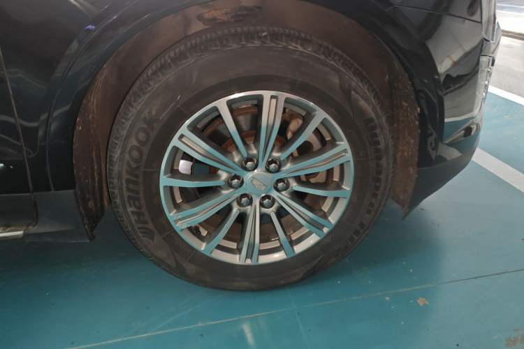 Used Cadillac XT5 2018 25T Luxury Model Right Front Wheel Hub