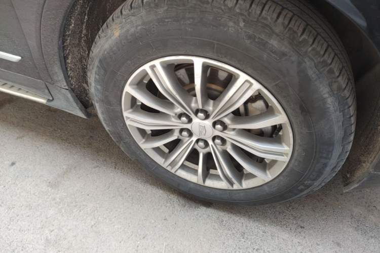Used Cadillac XT5 2018 25T Luxury Model Right Front Wheel Hub