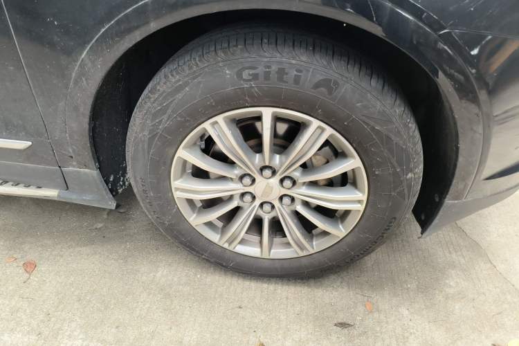 Used Cadillac XT5 2018 25T Luxury Model Right Front Wheel Hub