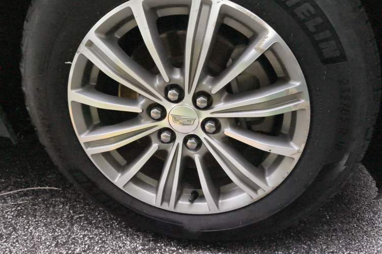 Used Cadillac XT5 2018 25T Luxury Model Right Front Wheel Hub