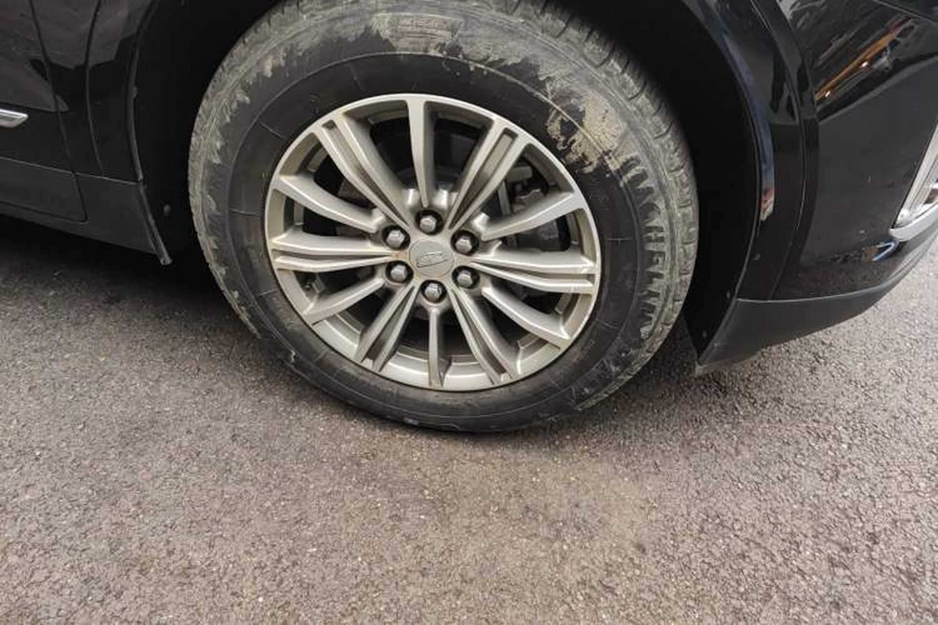 Used Cadillac XT5 2018 25T Luxury Model Right Front Wheel Hub