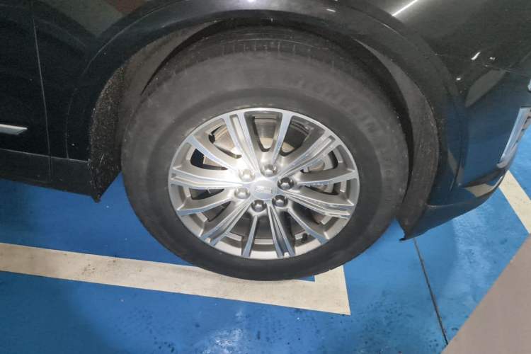 Used Cadillac XT5 2018 25T Luxury Model Right Front Wheel Hub