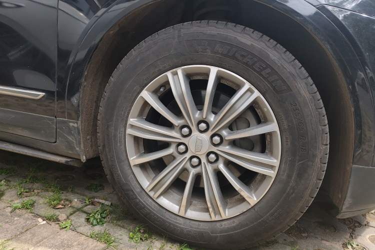 Used Cadillac XT5 2018 25T Luxury Model Right Front Wheel Hub