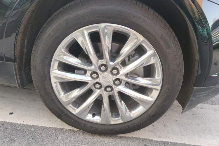 Used Cadillac XT5 2018 28E 4x4 Platinum Edition Right Front Wheel Hub