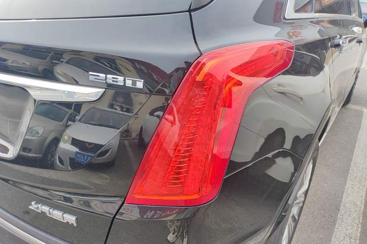 Used Cadillac XT5 2018 28T Four-Wheel Drive Luxury Model Right Rear Taillight