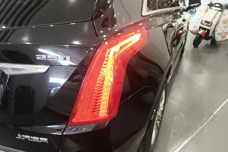 Used Cadillac XT5 2018 25T Luxury Model Right Rear Taillight