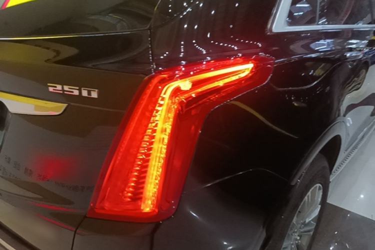Used Cadillac XT5 2018 25T Luxury Model Right Rear Taillight