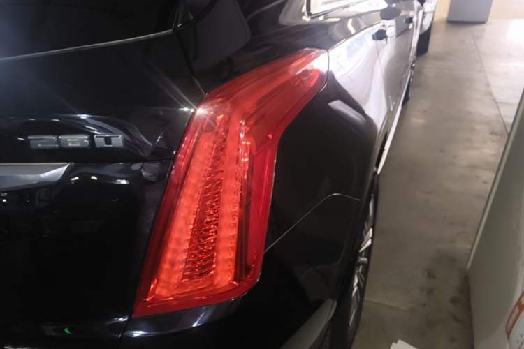 Used Cadillac XT5 2018 28T Four-Wheel Drive Luxury Model Right Rear Taillight