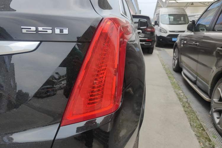 Used Cadillac XT5 2018 25T Tech Model Right Rear Taillight