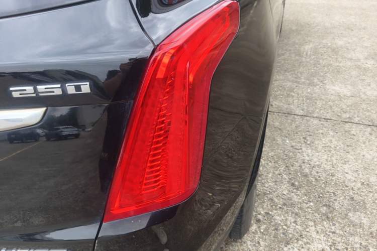 Used Cadillac XT5 2018 25T Luxury Model Right Rear Taillight