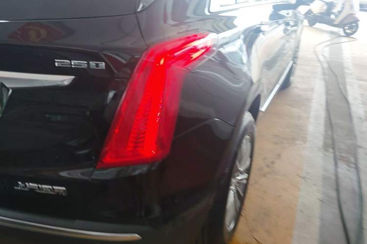Used Cadillac XT5 2018 25T Luxury Model Right Rear Taillight