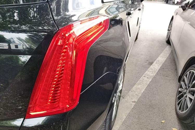 Used Cadillac XT5 2018 28T Four-Wheel Drive Luxury Model Right Rear Taillight