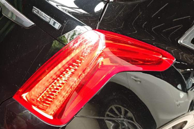 Used Cadillac XT5 2018 25T Luxury Model Right Rear Taillight