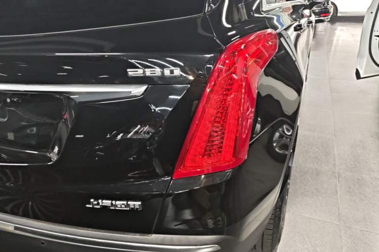 Used Cadillac XT5 2018 28T Four-Wheel Drive Luxury Model Right Rear Taillight