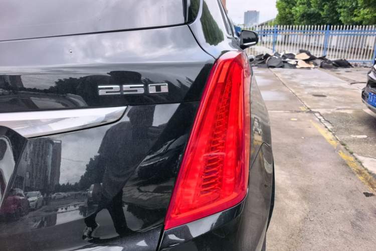 Used Cadillac XT5 2018 25T Luxury Model Right Rear Taillight