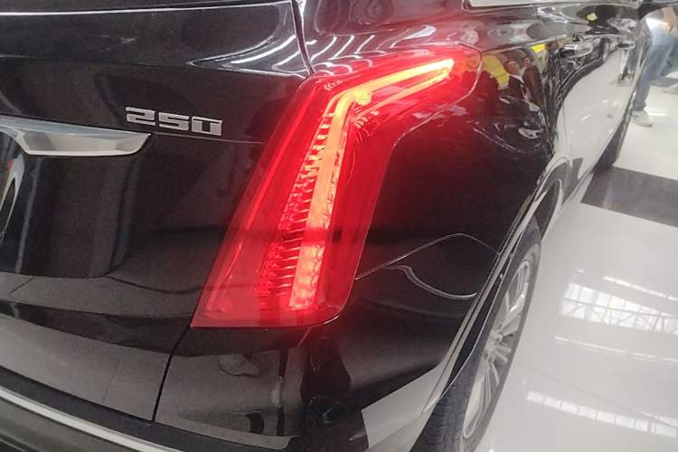 Used Cadillac XT5 2018 25T Luxury Model Right Rear Taillight
