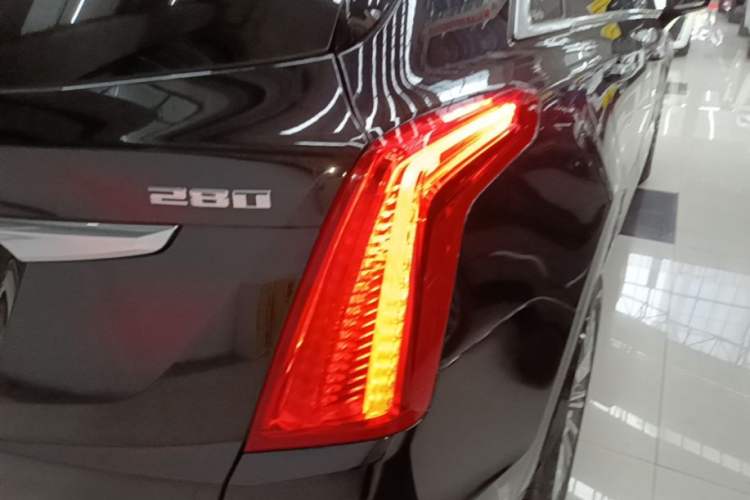 Used Cadillac XT5 2018 28T Four-Wheel Drive Luxury Model Right Rear Taillight
