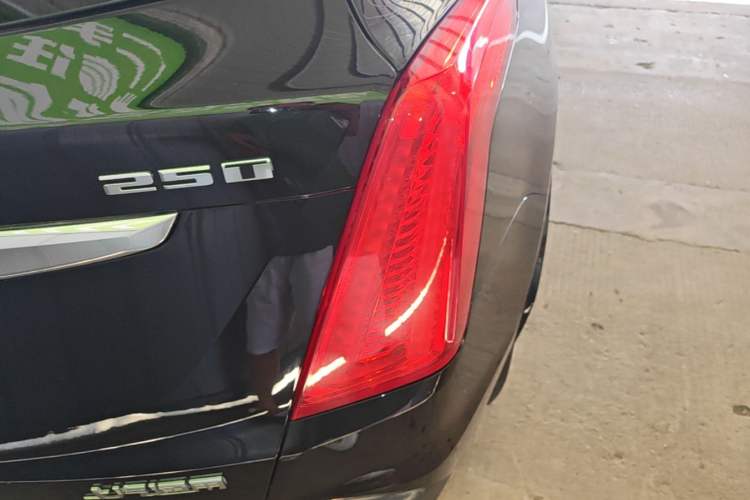 Used Cadillac XT5 2018 25T Luxury Model Right Rear Taillight