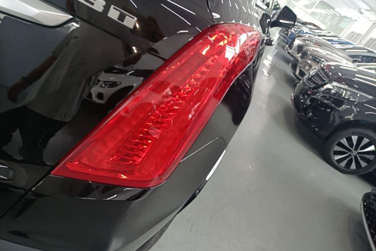 Used Cadillac XT5 2018 28T Four-Wheel Drive Luxury Model Right Rear Taillight